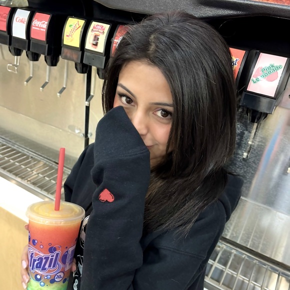 Meet your Posher, Deja - Picture 4 of 5